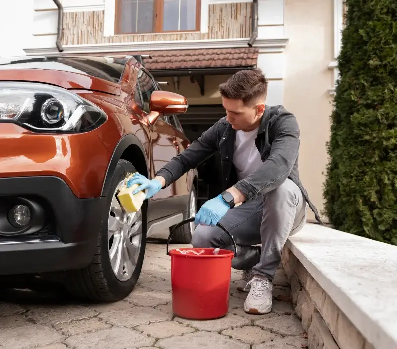 Lavage auto à domicile Bussac-Forêt : professionnel intervenant sur un véhicule